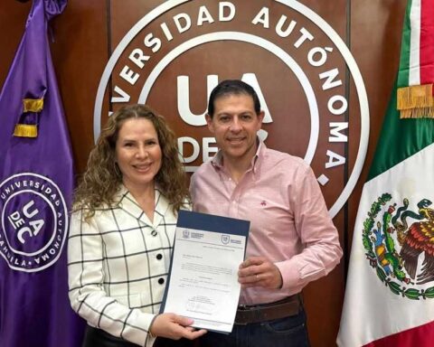 Sandra López recibiendo el nombramiento como contralora general por parte de Octavio Pimentel, rector de la UAdeC.
