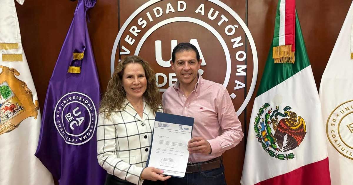 Sandra López recibiendo el nombramiento como contralora general por parte de Octavio Pimentel, rector de la UAdeC.