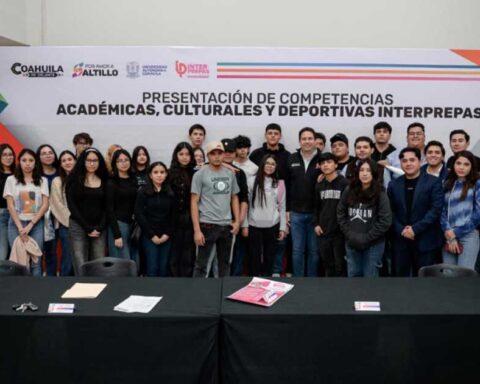 Jóvenes durante la presentación del Torneo Interprepas en Saltillo.