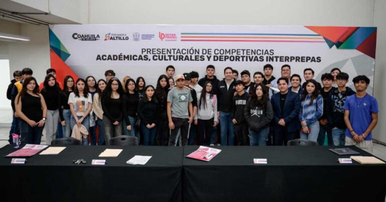 Jóvenes durante la presentación del Torneo Interprepas en Saltillo.