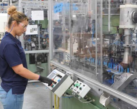 Mujer laborando en una fábrica de Coahuila.