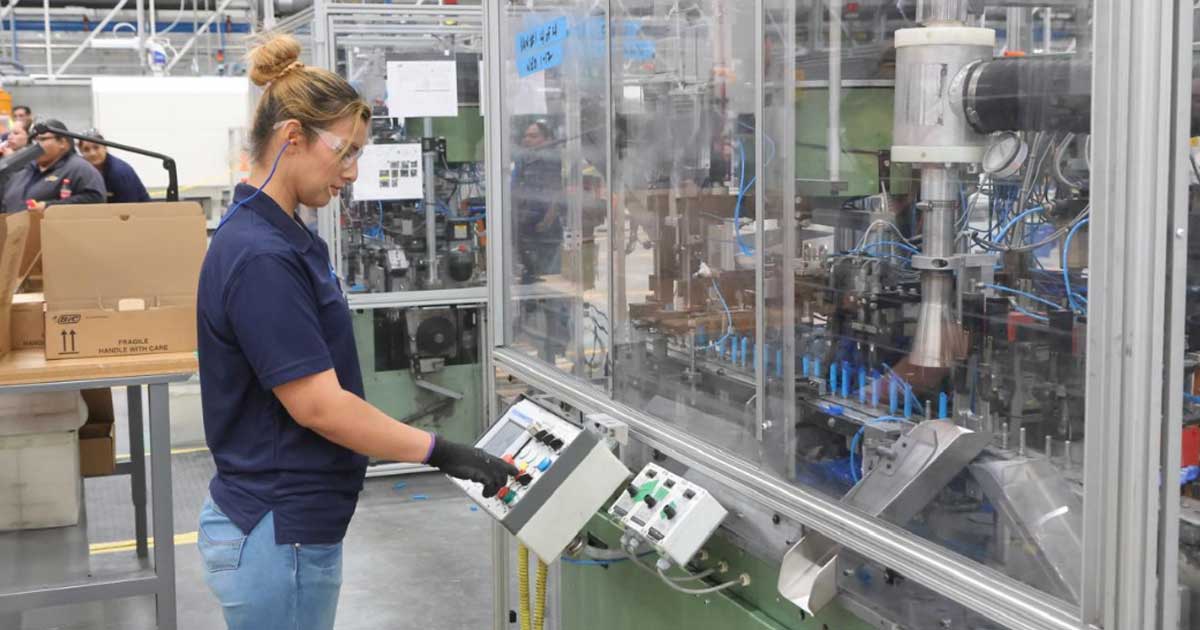 Mujer laborando en una fábrica de Coahuila.