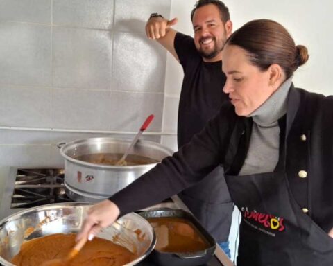 Chef Alito cocinando en el Club de los Abuelos, en Torreón.