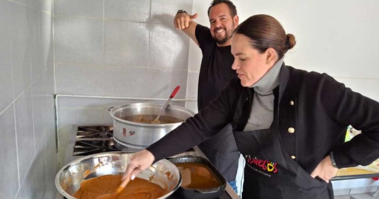 Chef Alito cocinando en el Club de los Abuelos, en Torreón.