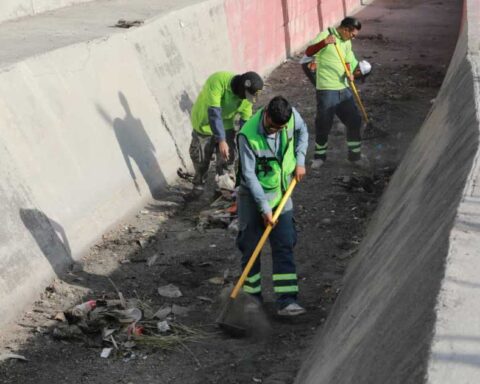 Trabajadores limpiando un canal pluvial en Saltillo.