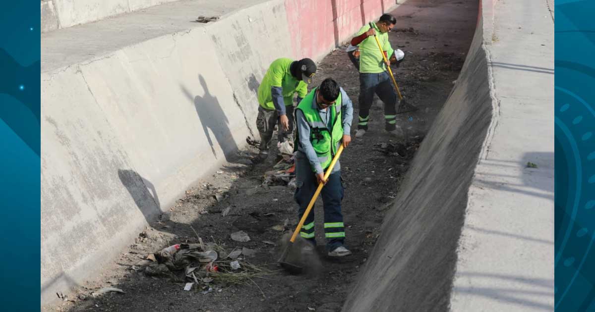 Trabajadores limpiando un canal pluvial en Saltillo.