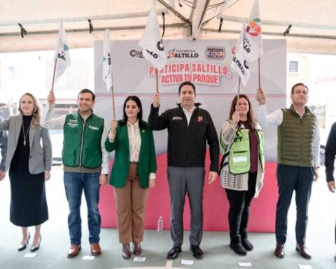 Alcalde Javier Díaz y otros funcionarios dando el banderazo de arranque de una obra de Activa tu Parque.