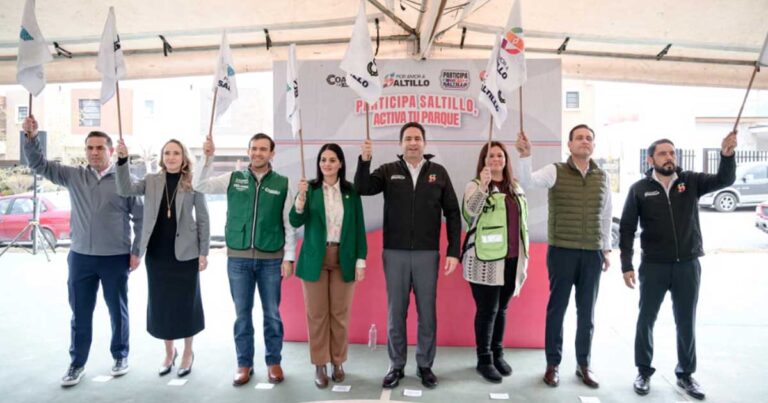 Alcalde Javier Díaz y otros funcionarios dando el banderazo de arranque de una obra de Activa tu Parque.