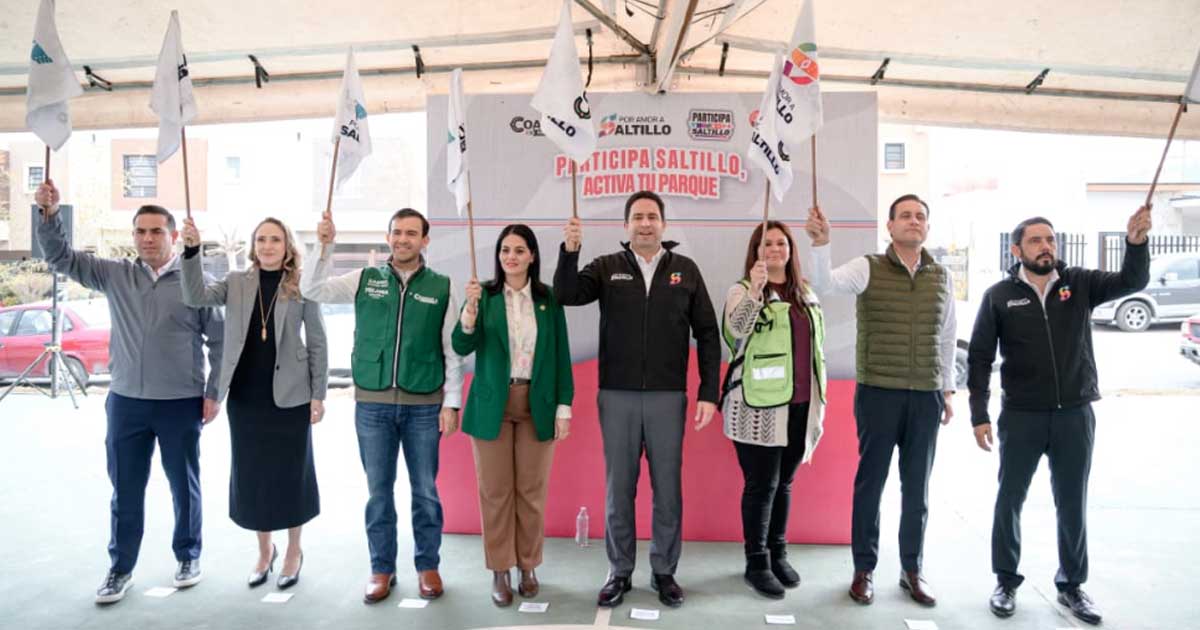 Alcalde Javier Díaz y otros funcionarios dando el banderazo de arranque de una obra de Activa tu Parque.