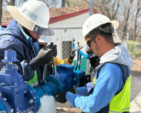 Trabajadores en el recién inaugurado pozo de agua en Saltillo.