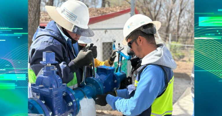 Trabajadores en el recién inaugurado pozo de agua en Saltillo.