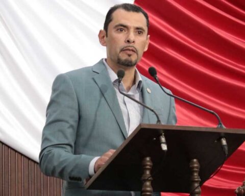 Diputado del PRI Sergio Zenón Velázquez exponiendo en tribuna.