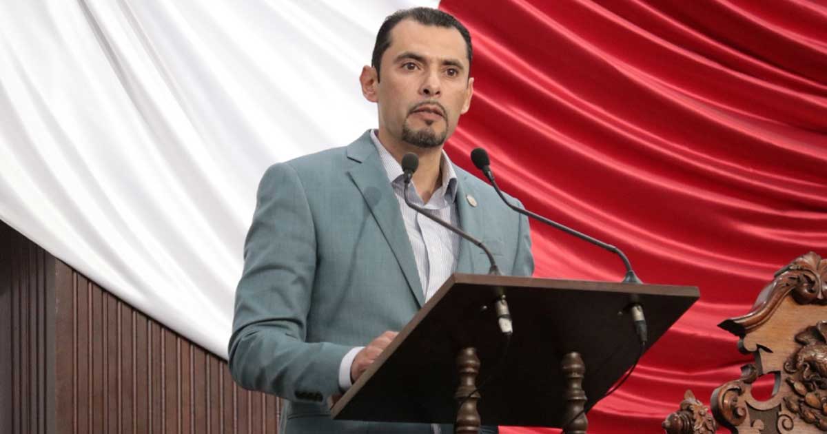 Diputado del PRI Sergio Zenón Velázquez exponiendo en tribuna.