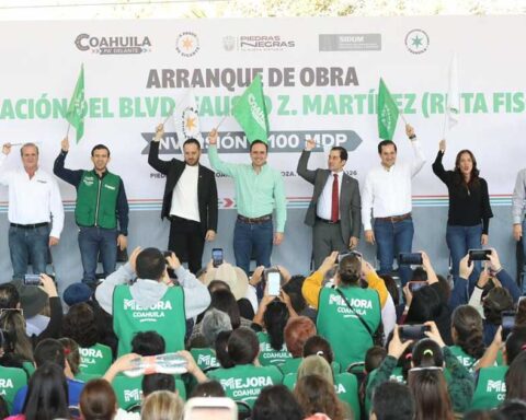 Gobernador Manolo Jiménez y alcalde de Piedras Negras Jacobo Rodríguez dando el banderazo de arranque de obra junto con otros funcionarios.