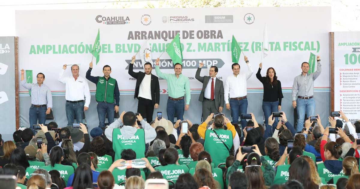 Gobernador Manolo Jiménez y alcalde de Piedras Negras Jacobo Rodríguez dando el banderazo de arranque de obra junto con otros funcionarios.