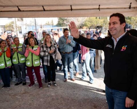 Alcalde Javier Díaz en el arranque de la rehabilitación de una plaza en Saltillo.