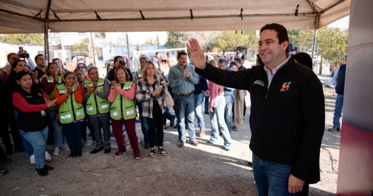Alcalde Javier Díaz en el arranque de la rehabilitación de una plaza en Saltillo.