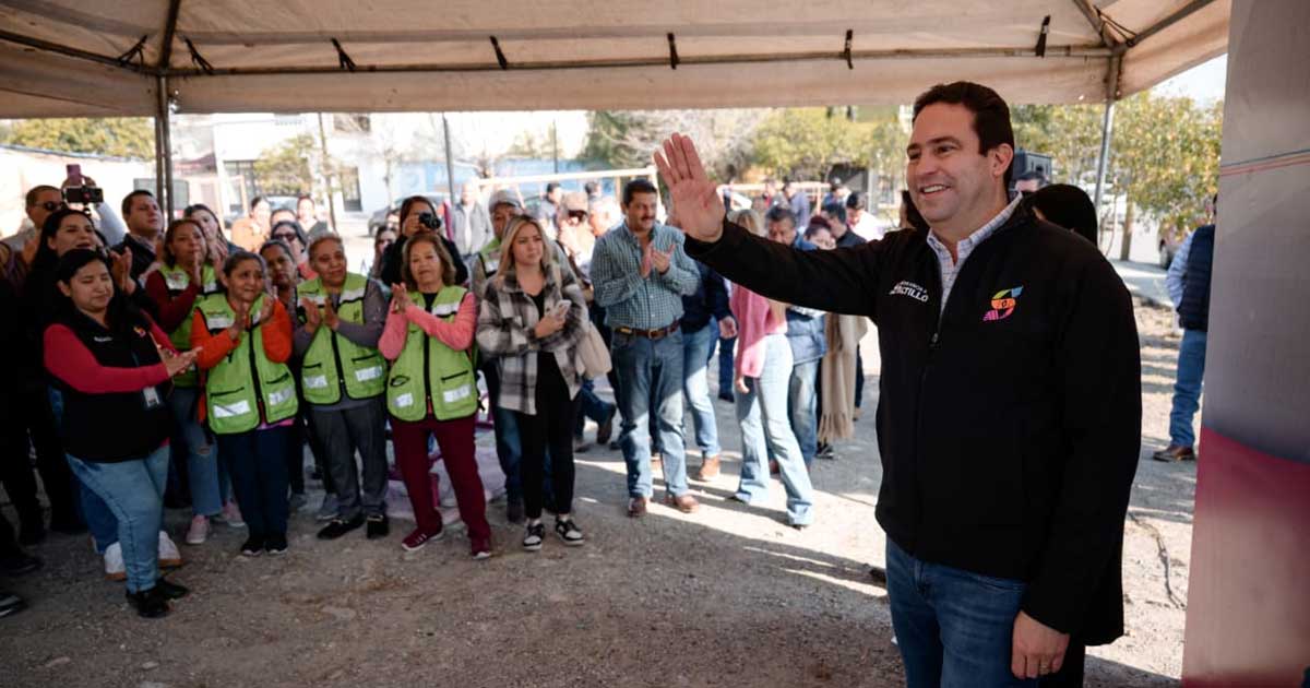 Alcalde Javier Díaz en el arranque de la rehabilitación de una plaza en Saltillo.