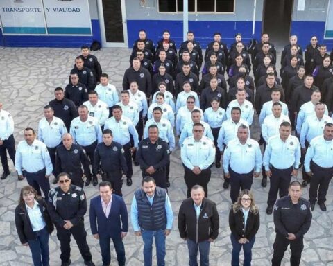 Vista aérea de los elementos policiacos durante el pase de lista y el homenaje en la Comandancia de Monclova.