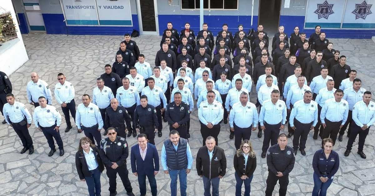 Vista aérea de los elementos policiacos durante el pase de lista y el homenaje en la Comandancia de Monclova.