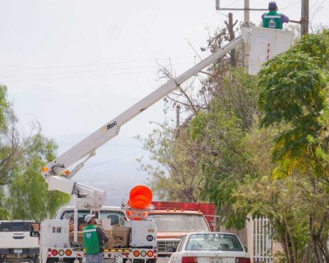 Trabajadores realizando acciones de alumbrado público en Ramos Arizpe.