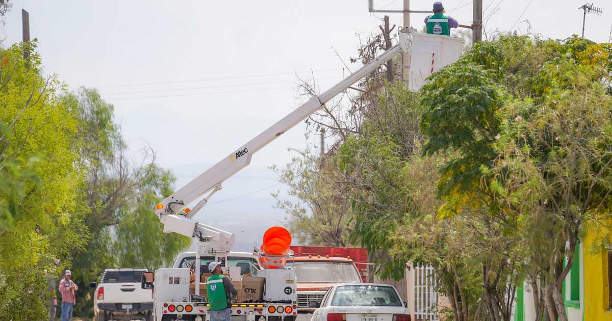 Trabajadores realizando acciones de alumbrado público en Ramos Arizpe.