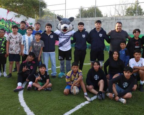 Jugadores de Saltillo Soccer conviviendo con niñas y niños.