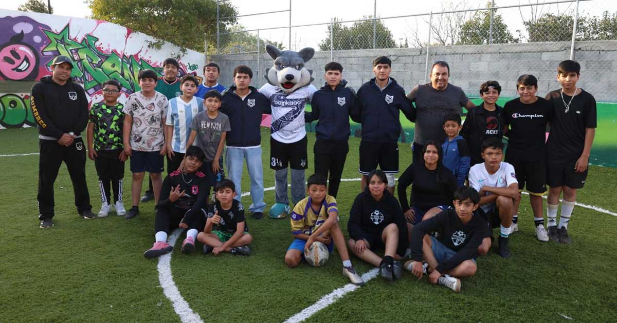 Jugadores de Saltillo Soccer conviviendo con niñas y niños.