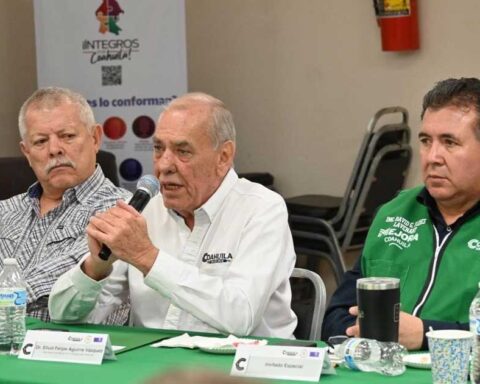 El secretario de Salud en Coahuila, Eliud Aguirre, en reunión en Torreón.