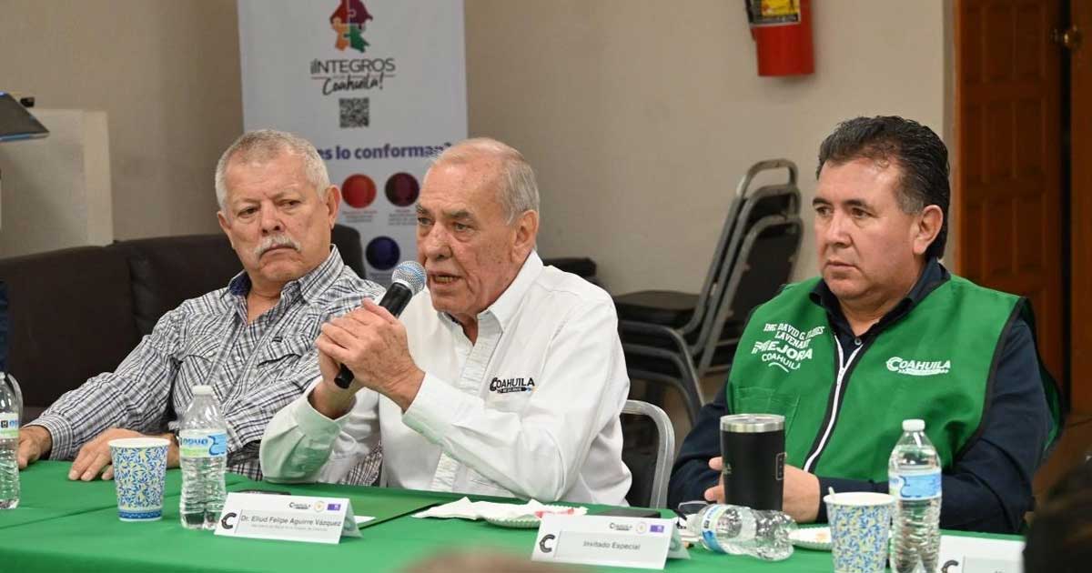 El secretario de Salud en Coahuila, Eliud Aguirre, en reunión en Torreón.