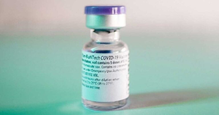 Dosis de la vacuna de Pfizer contra el COVID-19.