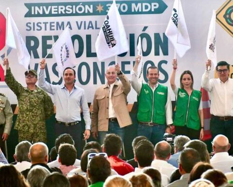 Gobernador Manolo Jiménez y alcalde Román Cepeda junto a otros funcionarios dando el banderazo de arranque de obra en Torreón.