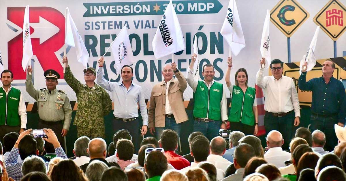 Gobernador Manolo Jiménez y alcalde Román Cepeda junto a otros funcionarios dando el banderazo de arranque de obra en Torreón.