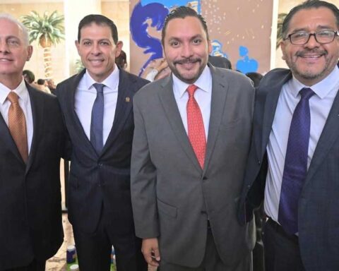 El alcalde Carlos Villarreal en el informe del rector de la UAdeC Octavio Pimentel.