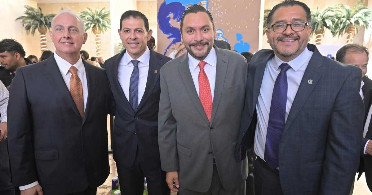 El alcalde Carlos Villarreal en el informe del rector de la UAdeC Octavio Pimentel.