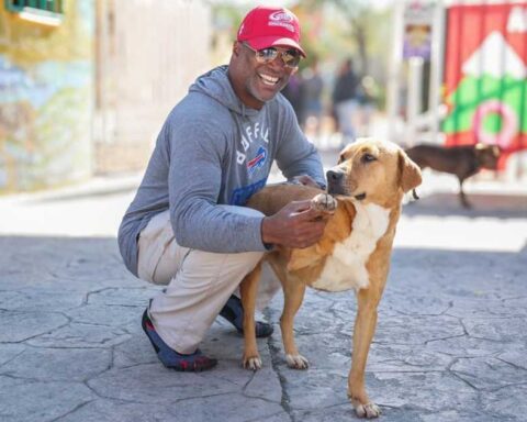 Gabe Northern, exjugador de la NFL, junto con el perrito que adoptó.
