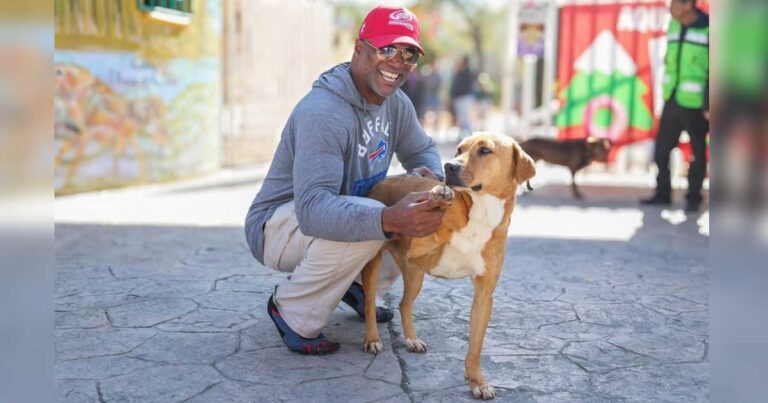 Gabe Northern, exjugador de la NFL, junto con el perrito que adoptó.