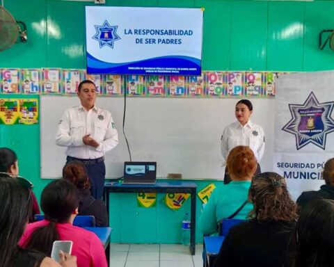 Elementos de la Dirección de Seguridad encabezando una plática en primaria de Ramos Arizpe.