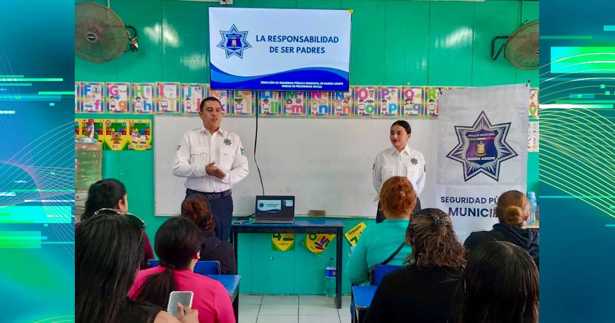 Elementos de la Dirección de Seguridad encabezando una plática en primaria de Ramos Arizpe.