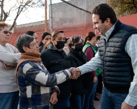 Alcalde Javier Díaz dando la mano a vecinas de la colonia La Madrid en Saltillo.