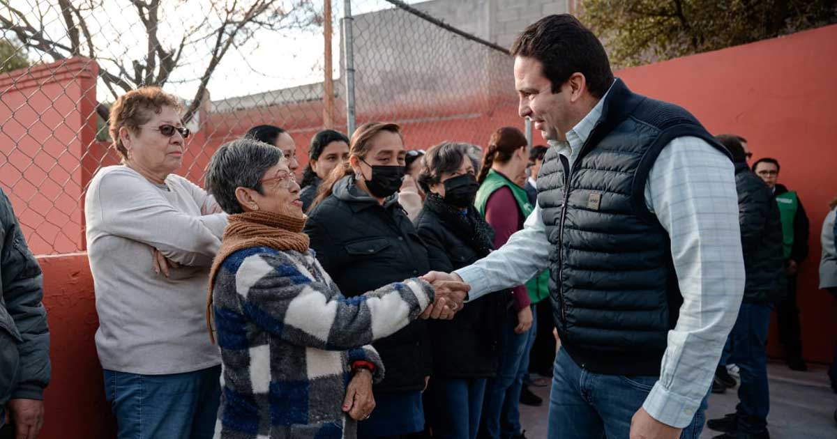 Alcalde Javier Díaz dando la mano a vecinas de la colonia La Madrid en Saltillo.