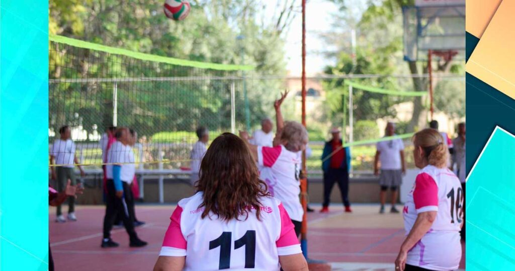 Adultos mayores jugando cachibol en Torreón.