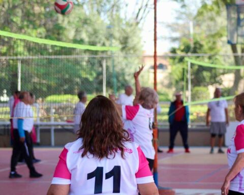 Adultos mayores jugando cachibol en Torreón.