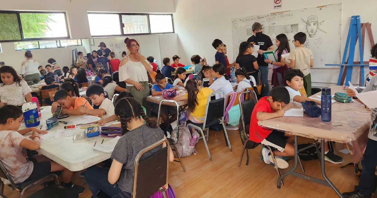 Niños en artes.