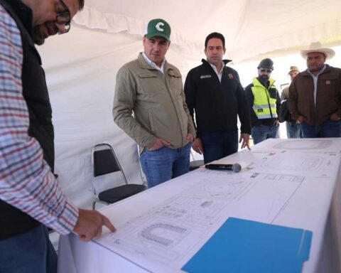 El gobernador Manolo Jiménez supervisando el avance de Expo Coahuila.