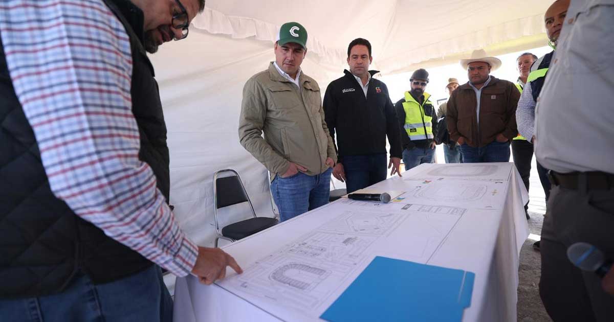 El gobernador Manolo Jiménez supervisando el avance de Expo Coahuila.