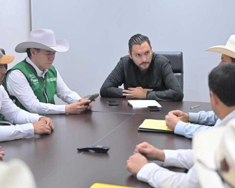 Alcalde de Monclova Carlos Villarreal en reunión.