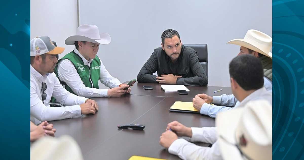 Alcalde de Monclova Carlos Villarreal en reunión.