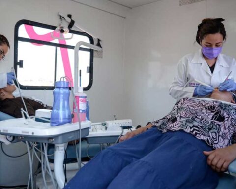 Mujer recibiendo servicios del DIF Saltillo.