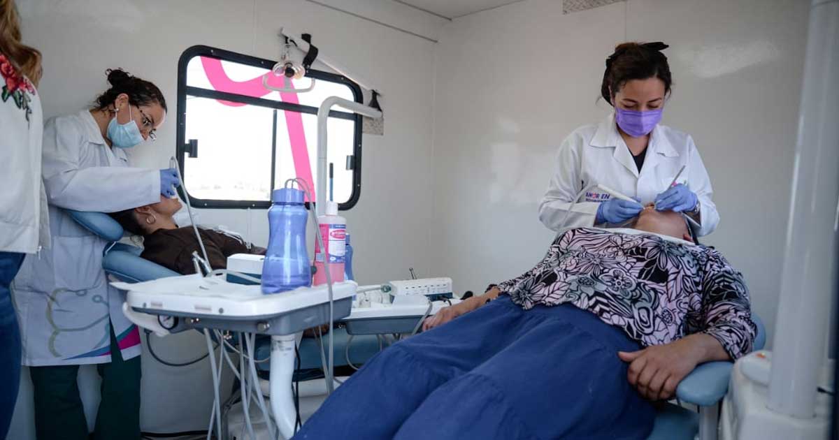 Mujer recibiendo servicios del DIF Saltillo.